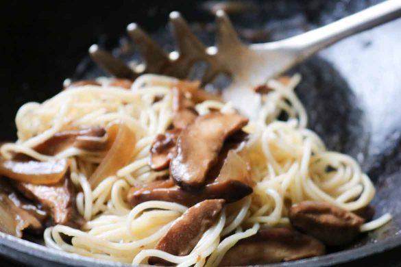 Cogumelo shiitake com molho dourado. Foto: Marcia Zoladz