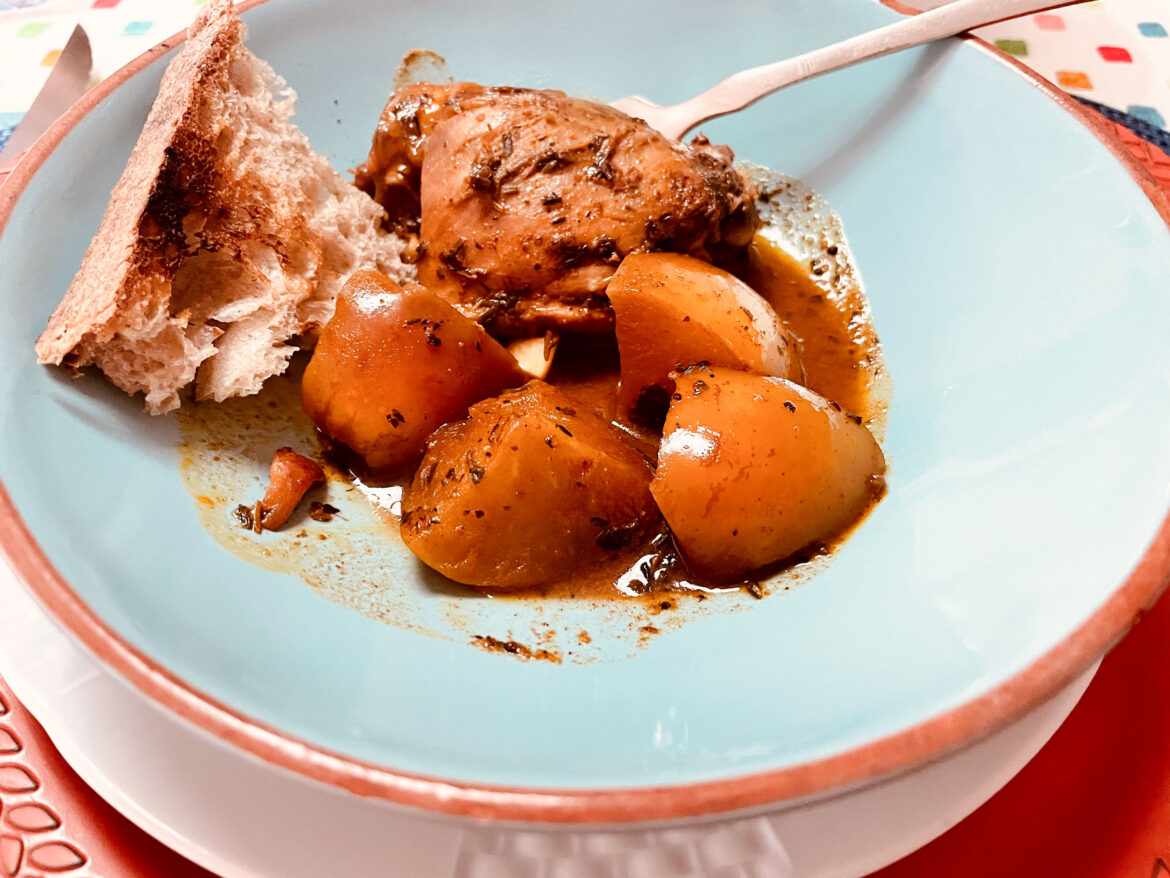 Sobrecoxas de frango com maçãs. Foto: Marcia Zoladz