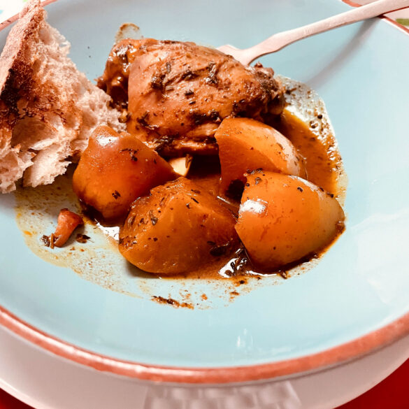 Sobrecoxas de frango com maçãs. Foto: Marcia Zoladz